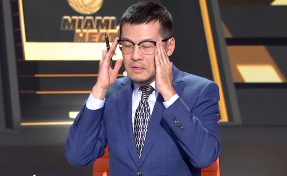 大学情侣野外吃奶捏胸